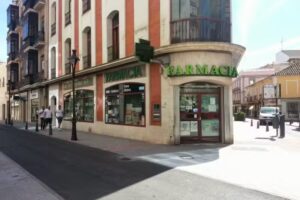 Farmacia Araújo Molina tras el reloj
