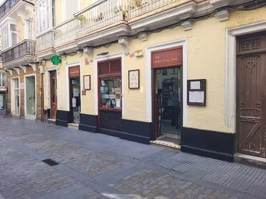 Farmacia del Pilar. Lcdo. Juli&aacute;n Correa Matos.