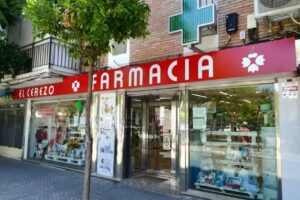 Farmacia El Cerezo (Sevilla). Graduada Ascensi&oacute;n Pav&oacute;n Plata