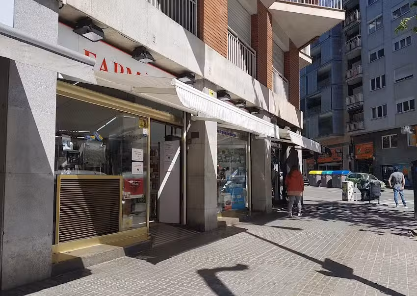 Farm&agrave;cia J. Sales i Llavi&agrave; (Diputaci&oacute; &ndash; N&agrave;pols)