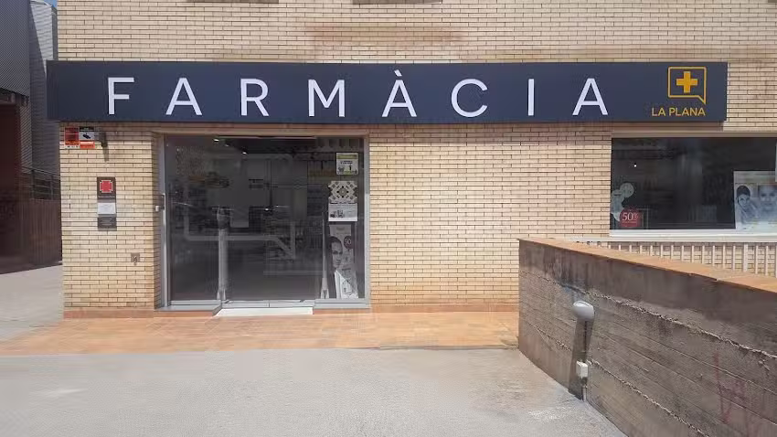 Farm&agrave;cia La Plana
