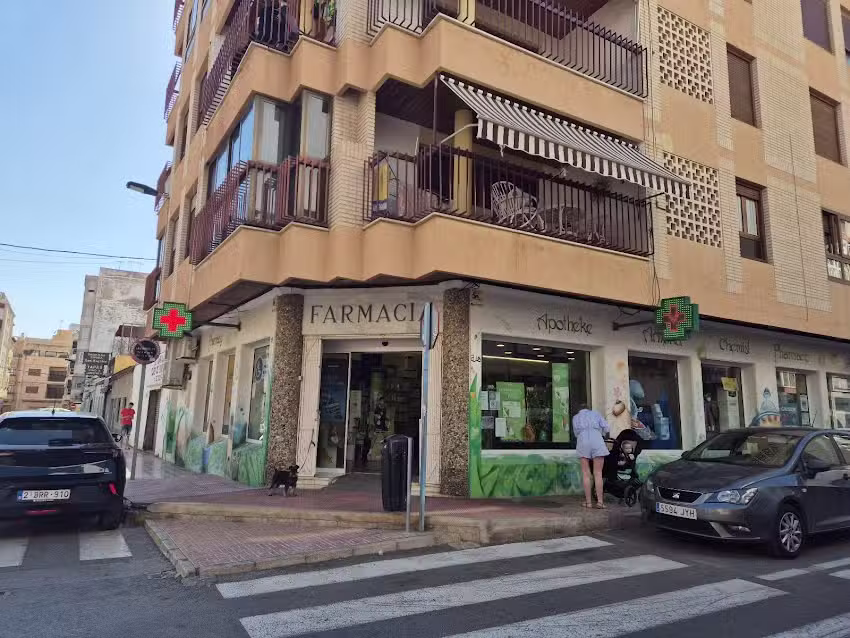 Farmacia las Rocas / Julia Valoria