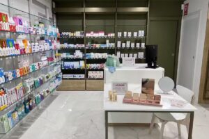 Farmacia Les 3 Viles &ndash; M&ordf; Carme Aym&agrave;