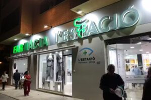 Farm&agrave;cia &Ograve;ptica Estell&eacute;s L&rsquo;Estaci&oacute;