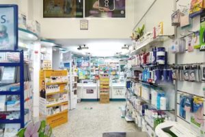 Farmacia Puente Colgante (Ldos. Elena González Vaamonde y Carlos Gómez González)