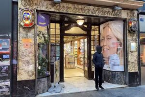 Farm&agrave;cia Salvador Serentill Tost