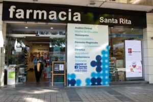 Farmacia Santa Rita / Francisco Clemente