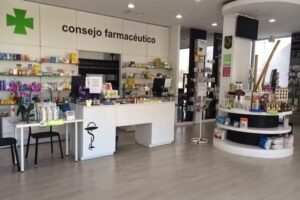 Farmacia Santa Teresa, Los Mart&iacute;nez del Puerto