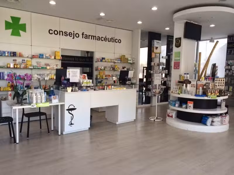 Farmacia Santa Teresa, Los Mart&iacute;nez del Puerto