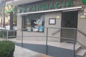 Farmacia Santo Tom&aacute;s. Lcdas. Josefa Mart&iacute;nez Mill&aacute;n y M&ordf; Jos&eacute; Hinojosa Mart&iacute;nez