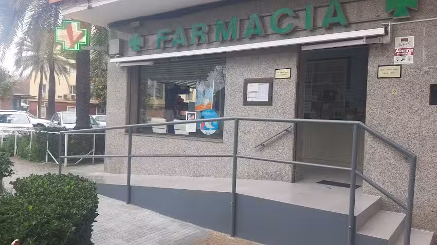 Farmacia Santo Tom&aacute;s. Lcdas. Josefa Mart&iacute;nez Mill&aacute;n y M&ordf; Jos&eacute; Hinojosa Mart&iacute;nez