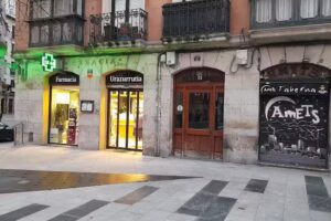 FARMACIA URAZURRUTIA (Silvia Sant&iacute;n-Susana Zarate)