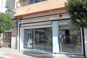 Roberto Valero. Farmacia y Laboratorio